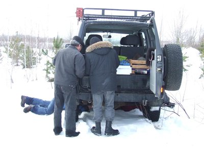 Тут наливают, а закусь под машиной.JPG